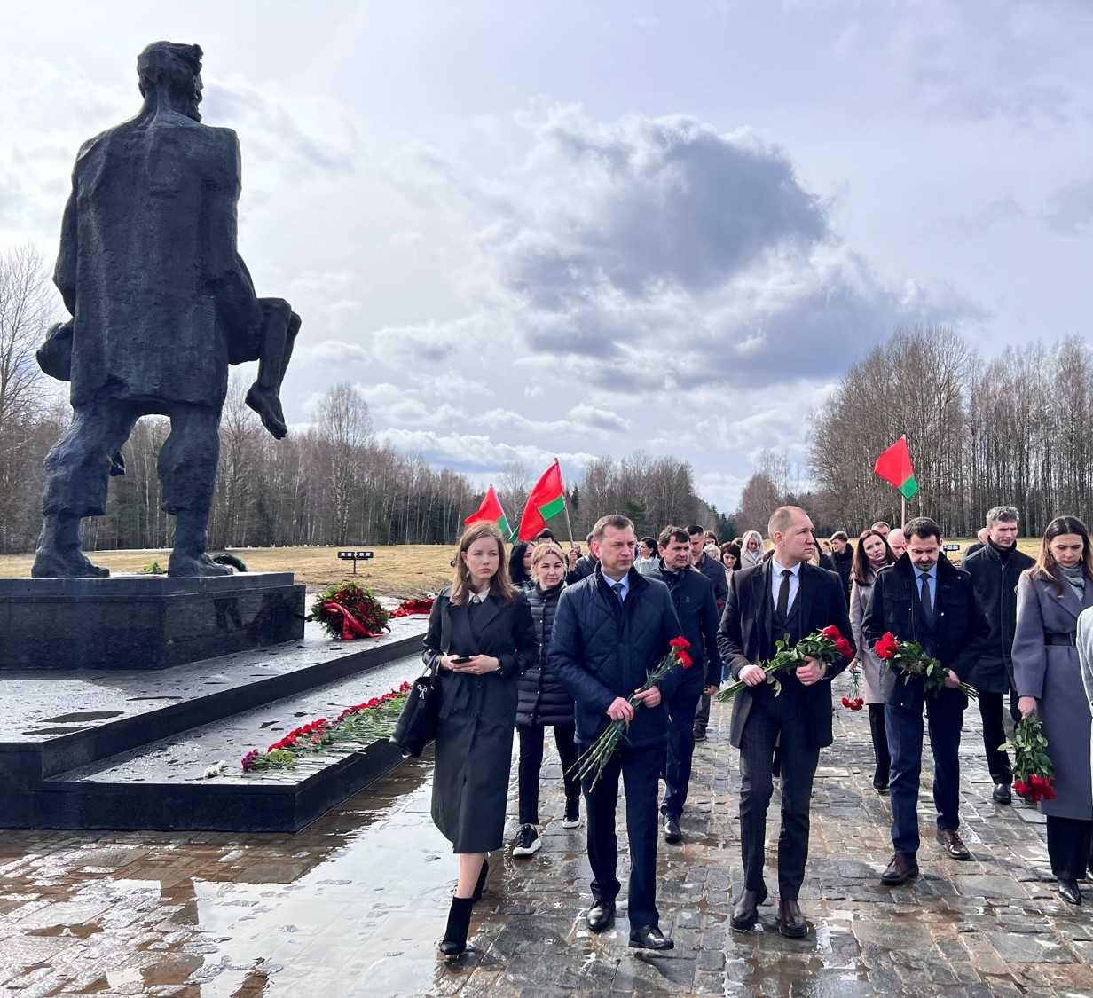 Памятник непокоренный человек и вечный огонь Хатынь 2023