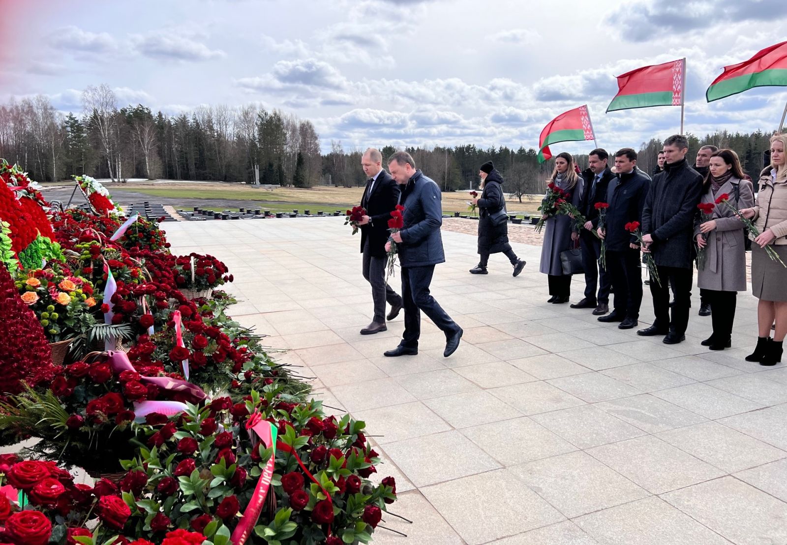 Возложение цветов к вечному огню в комплексе Хатынь, Беларусь 2023
