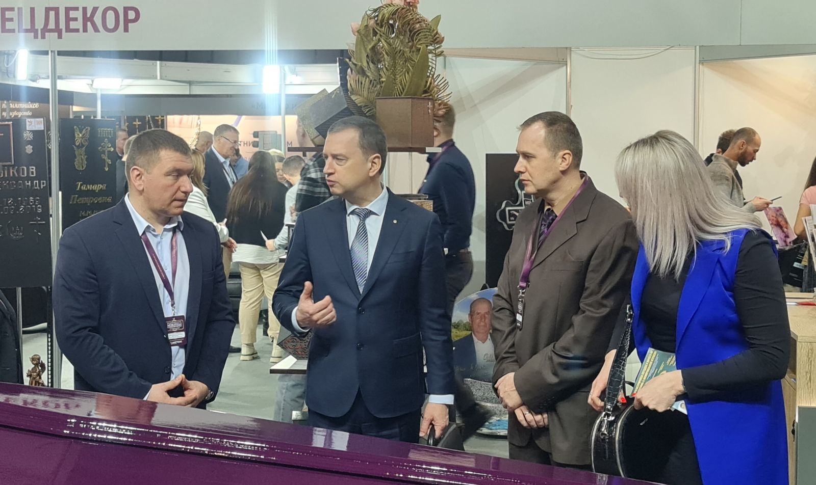 Кресты на могилу с табличкой, гробы деревянные лакированные